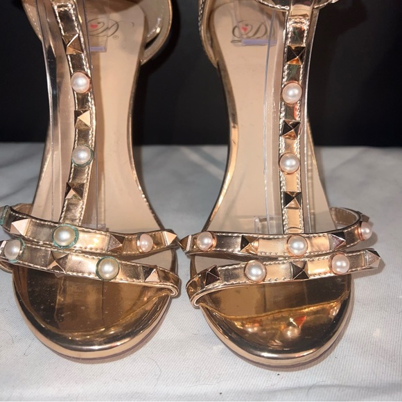 Metallic gold T-strap sandals with pearls and studs - Picture 6 of 7